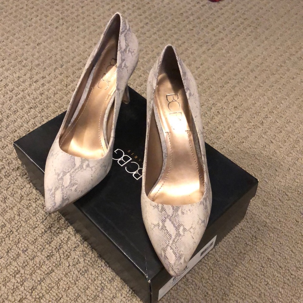 BCBG Snakeskin pumps!